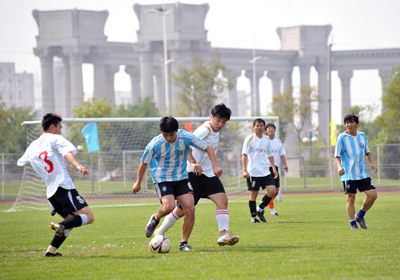 出场顺序为：男子双打、混合双打、女子双打（小组赛阶段必须打完三个项目）